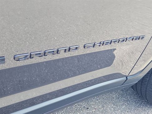 Used 2023 Jeep Grand Cherokee Altitude image 12