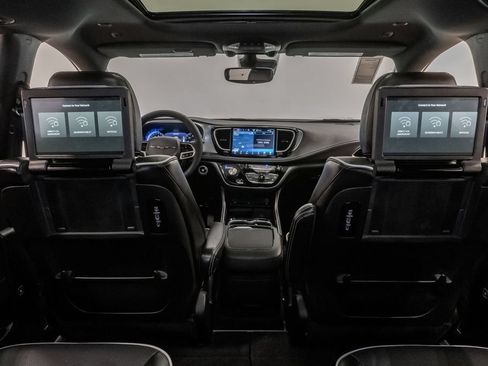 New 2026 Chrysler Pacifica Limited w/ Uconnect Theater Family Group FWD image 23