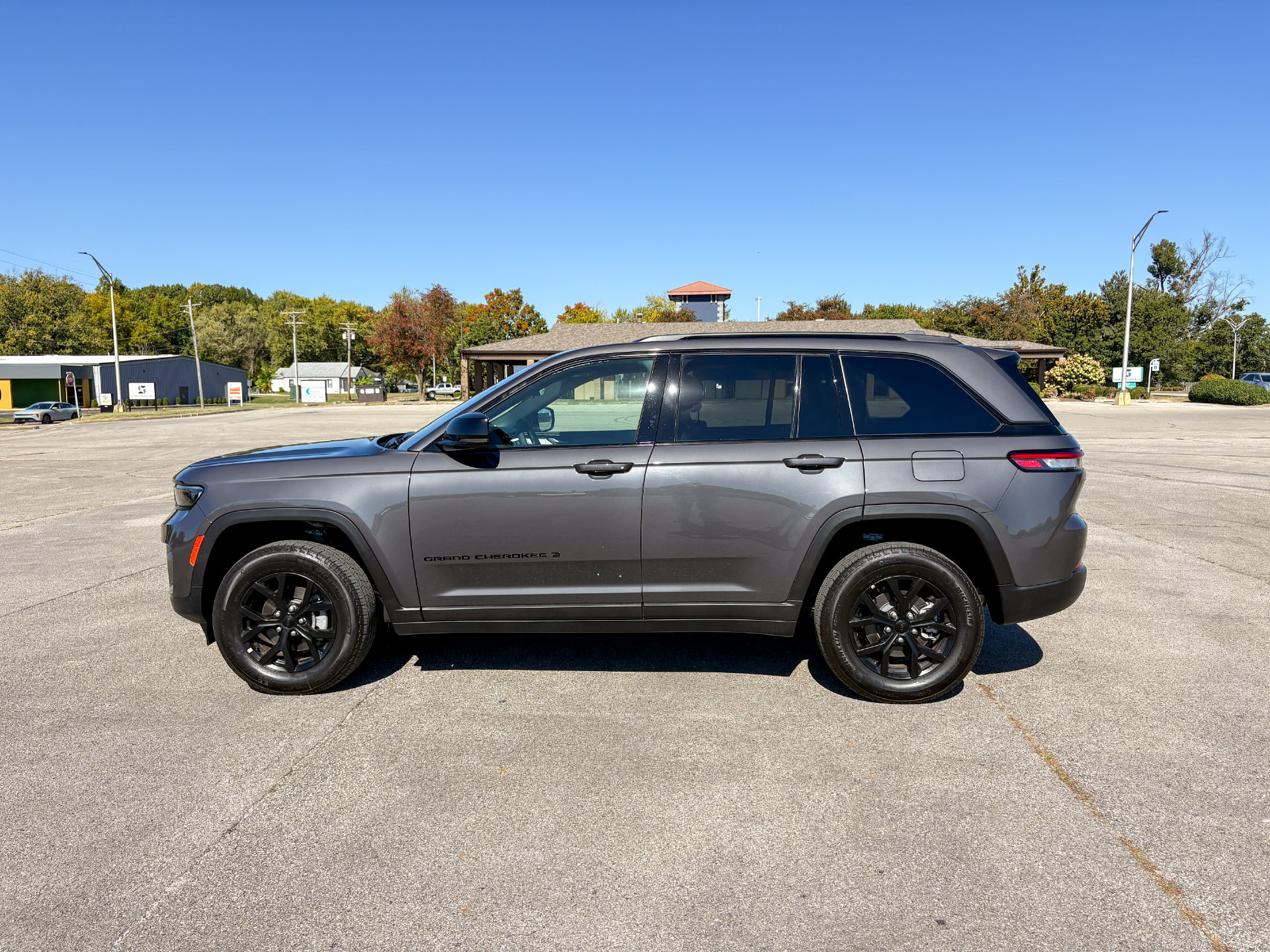 Used 2025 Jeep Grand Cherokee Altitude AWD/4WD image 5
