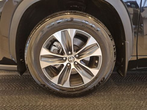 Used 2023 Toyota Highlander XLE AWD/4WD image 12