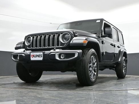 Used 2025 Jeep Wrangler Unlimited Sahara AWD/4WD image 44