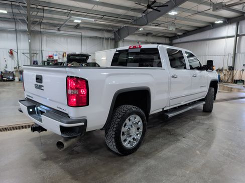 Used 2019 GMC Sierra 2500 Denali w/ Duramax Plus Package AWD/4WD image 3