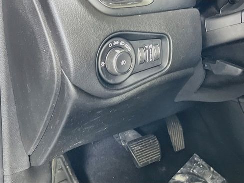 Used 2022 Jeep Renegade Latitude AWD/4WD image 10
