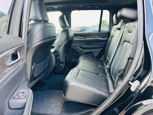 Used 2024 Jeep Grand Cherokee Limited w/ Luxury Tech Group II AWD/4WD image 31