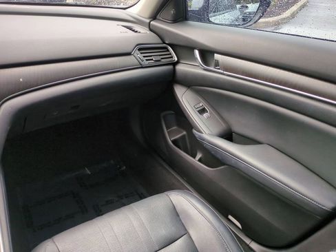 Used 2018 Honda Accord Touring image 16