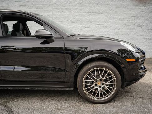 Used 2022 Porsche Cayenne Platinum Edition image 17