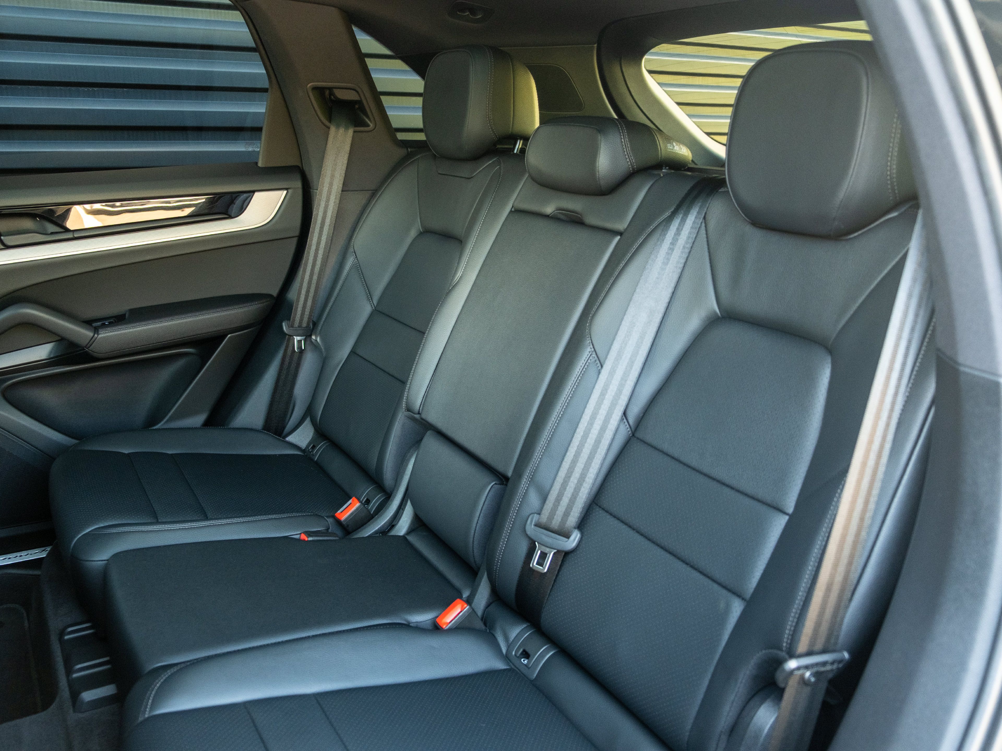 Certified 2025 Porsche Cayenne w/ Premium Package AWD/4WD image 36