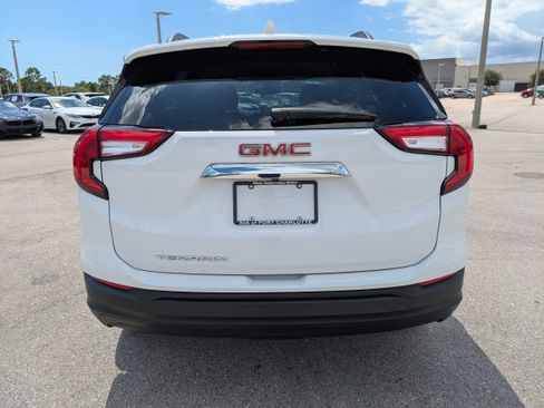 Used 2022 GMC Terrain SLE w/ Driver Convenience Package FWD image 5