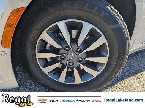 Used 2022 Chrysler Pacifica Limited image 32