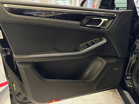 Used 2021 Porsche Macan image 11