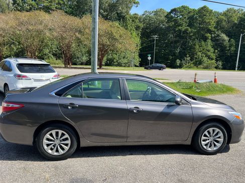 Used 2017 Toyota Camry LE image 4