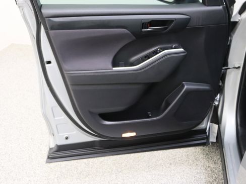 Used 2023 Toyota Highlander LE image 12