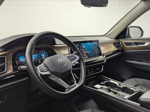 Used 2025 Volkswagen Atlas SE image 23