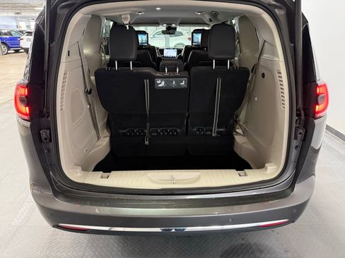 Used 2021 Chrysler Pacifica Touring-L w/ Uconnect Theater Family Group image 22