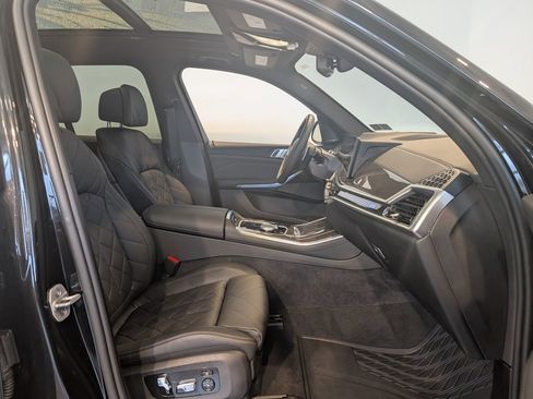 Used 2025 BMW X5 M60i w/ Climate Comfort Package image 32