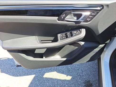 Used 2025 Porsche Macan image 26