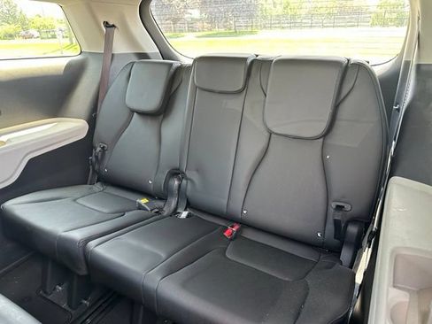 Used 2023 Kia Carnival LX FWD image 9