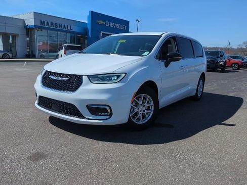 Used 2024 Chrysler Pacifica Touring-L image 2