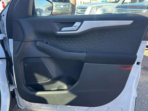 Used 2020 Ford Escape SE image 18