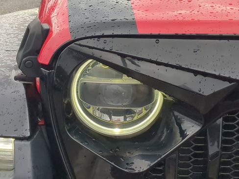 Used 2018 Jeep Wrangler Unlimited Sahara image 10