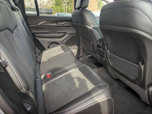 Used 2025 Jeep Grand Cherokee Altitude image 24