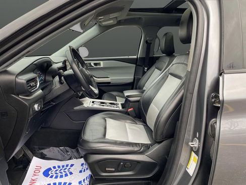 Used 2022 Ford Explorer XLT w/ Equipment Group 202A image 4