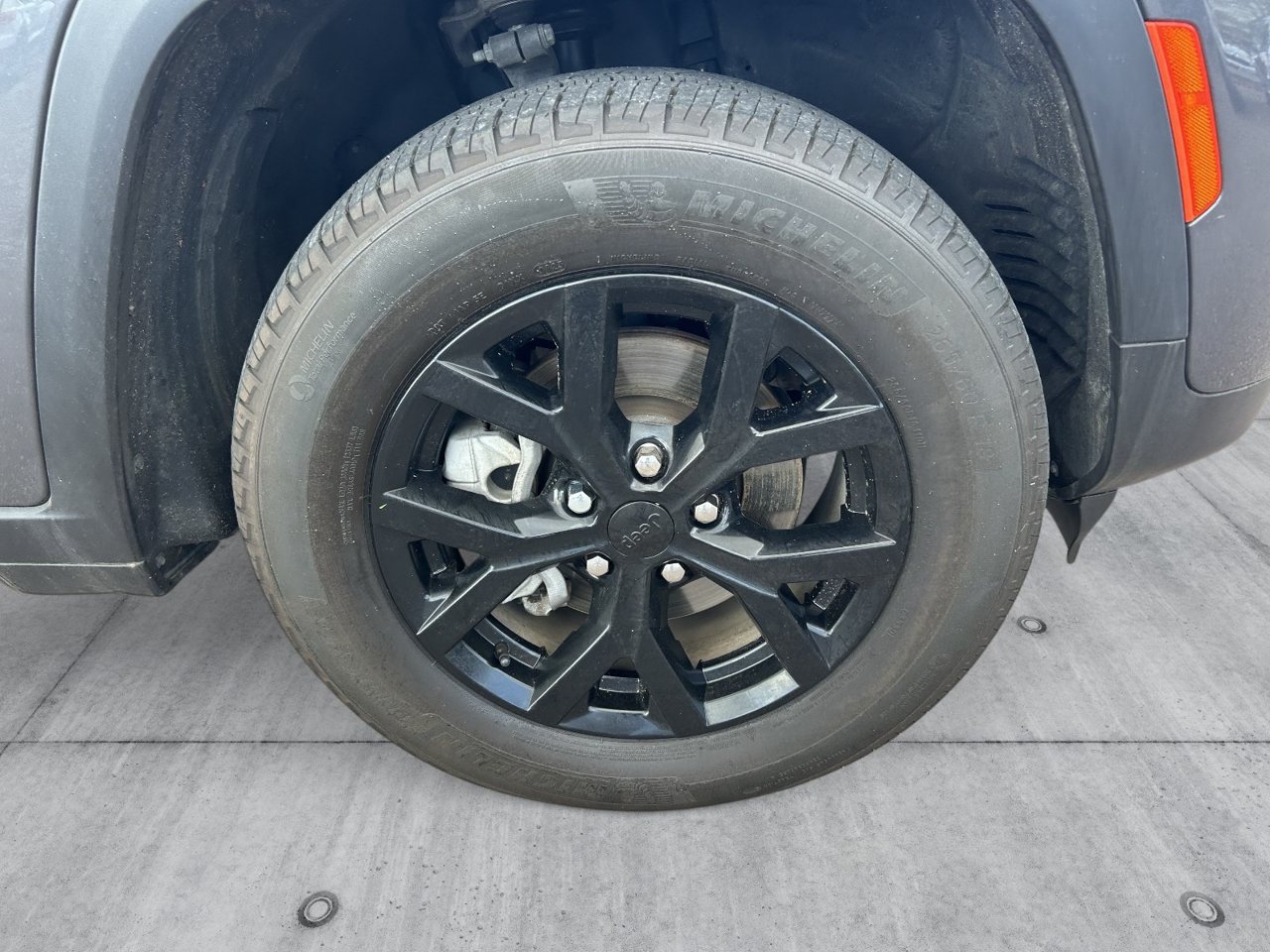 Used 2023 Jeep Grand Cherokee Limited AWD/4WD image 9