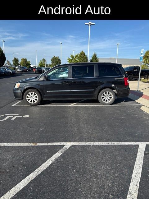 Used 2013 Chrysler Town & Country Touring FWD image 4