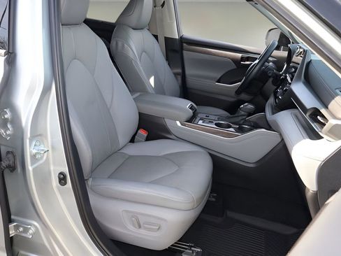 Certified 2021 Toyota Highlander Limited image 16