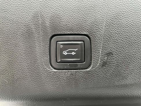 Used 2021 Chevrolet Traverse LT AWD/4WD image 9