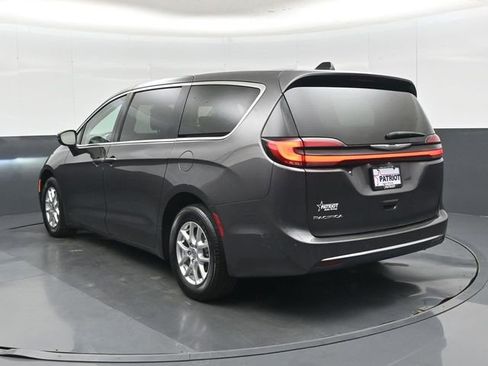 Used 2023 Chrysler Pacifica Touring-L FWD image 7