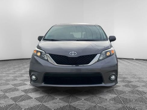 Used 2014 Toyota Sienna SE image 3