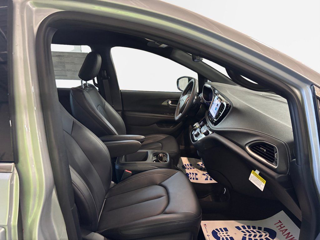 New 2026 Chrysler Pacifica Select FWD image 24