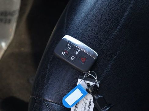 Used 2017 Land Rover Discovery Sport SE image 29