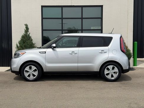 Used 2016 Kia Soul FWD image 2