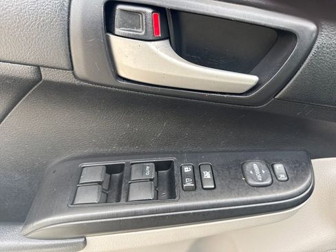 Used 2013 Toyota Camry L image 15
