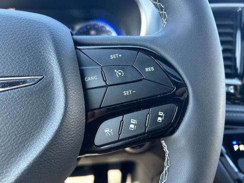 Certified 2025 Chrysler Pacifica Limited image 17