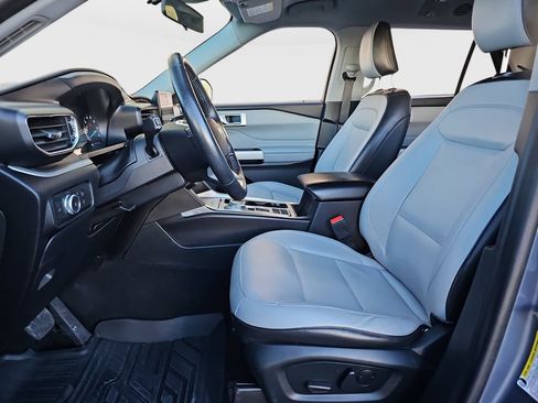 Used 2021 Ford Explorer XLT w/ Equipment Group 202A RWD image 16