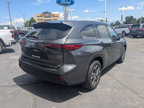 Used 2023 Toyota Highlander XLE AWD/4WD image 3