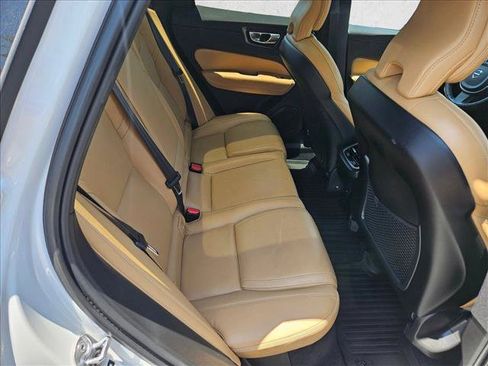 Used 2022 Volvo XC60 B5 Inscription w/ Advanced Package FWD image 21