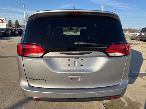 Used 2020 Chrysler Pacifica Touring w/ S Appearance Package image 4
