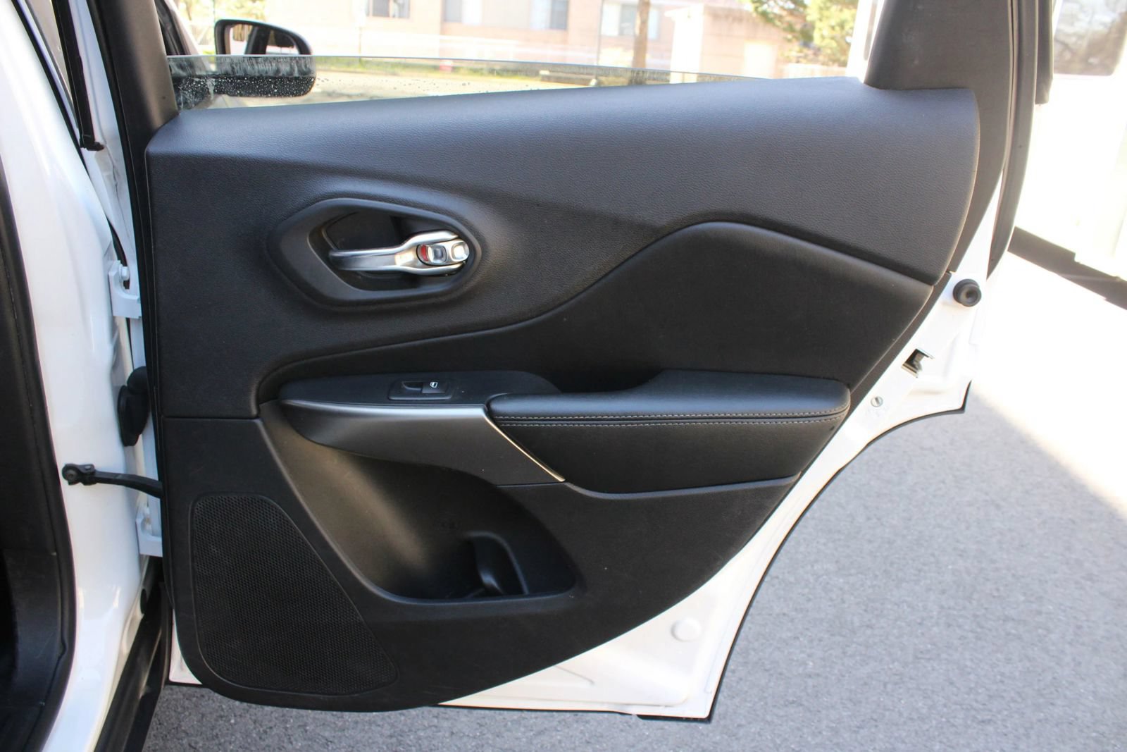 Used 2020 Jeep Cherokee Latitude FWD image 23