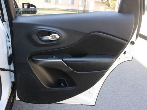 Used 2020 Jeep Cherokee Latitude FWD image 23