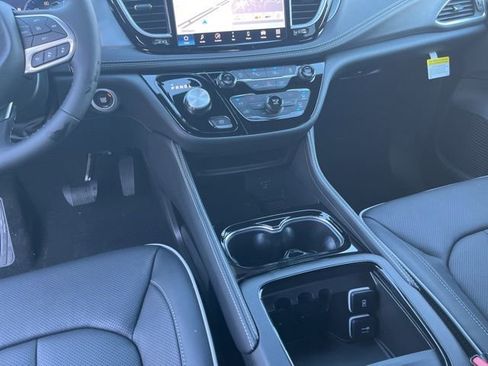 New 2026 Chrysler Pacifica Limited image 20