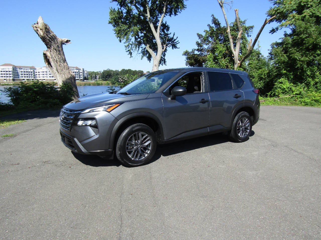 Used 2024 Nissan Rogue S AWD/4WD image 2