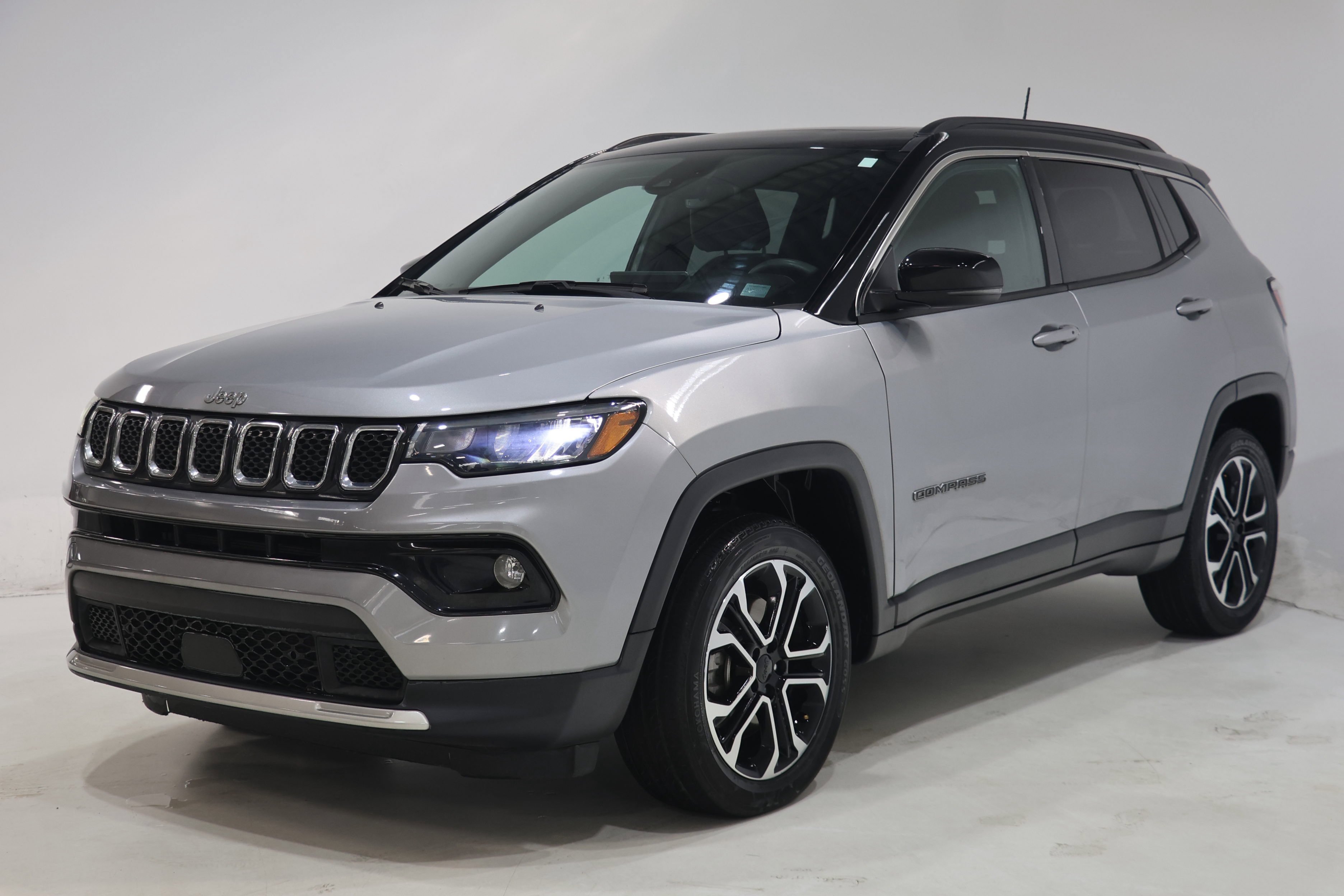 Used 2023 Jeep Compass Limited w/ Sun and Sound Group AWD/4WD image 3