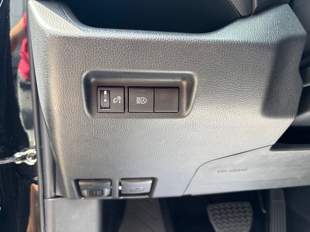 Used 2025 Toyota RAV4 XLE FWD image 37