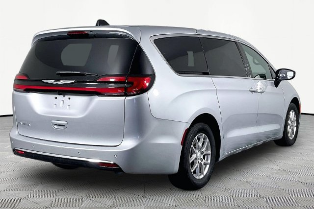 Used 2026 Chrysler Pacifica Select FWD image 5