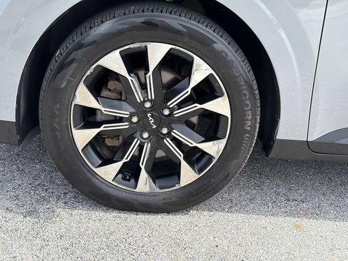 Used 2024 Kia Carnival EX FWD image 9