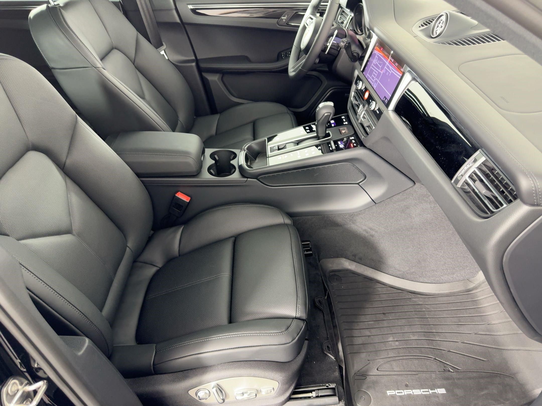 Certified 2026 Porsche Macan AWD/4WD image 30